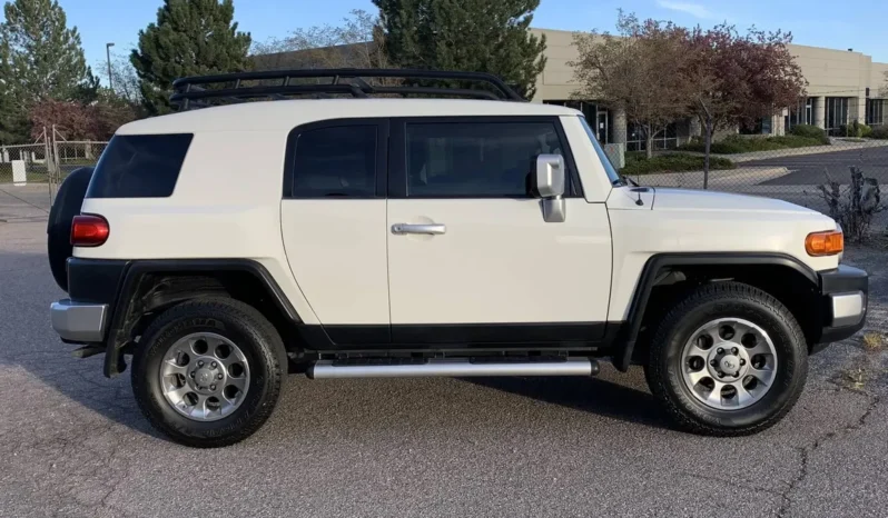 
								2012 Toyota FJ Cruiser full									