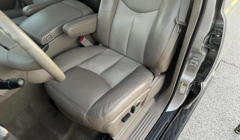
								2004 GMC Yukon Denali 1500 Luxury full									