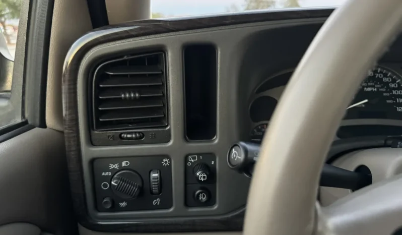 
								2004 GMC Yukon Denali 1500 Luxury full									