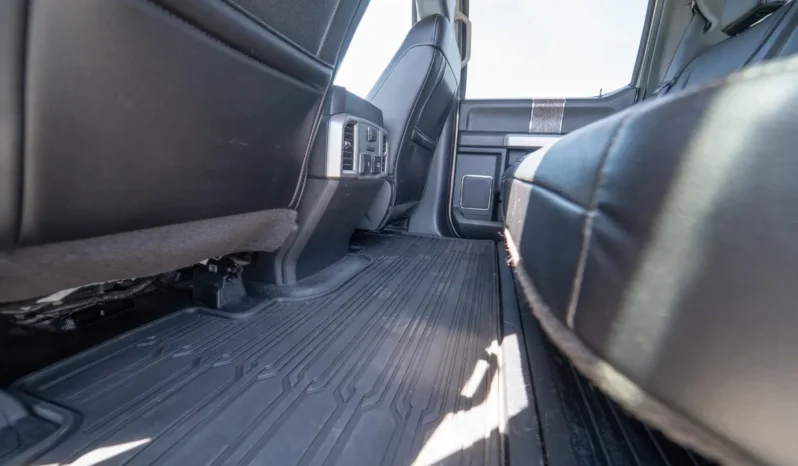 
								2018 Ford F-450 Super Duty Lariat Crew Cab Power Stroke Dually 4×4 Flatbed full									