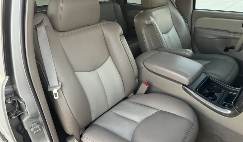 
								2004 GMC Yukon Denali 1500 Luxury full									