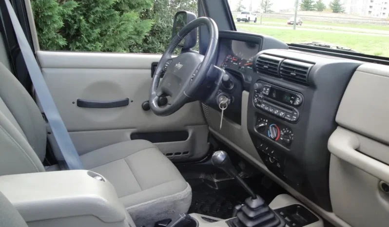 
								2004 Jeep Wrangler Sahara full									