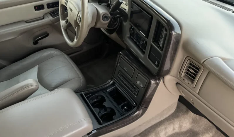 
								2004 GMC Yukon Denali 1500 Luxury full									