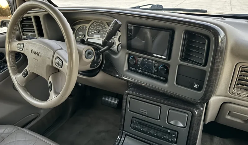 
								2004 GMC Yukon Denali 1500 Luxury full									
