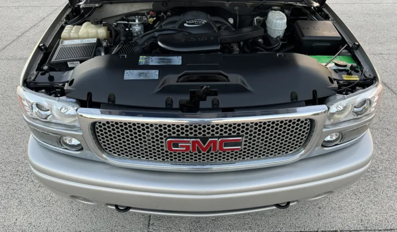 
								2004 GMC Yukon Denali 1500 Luxury full									
